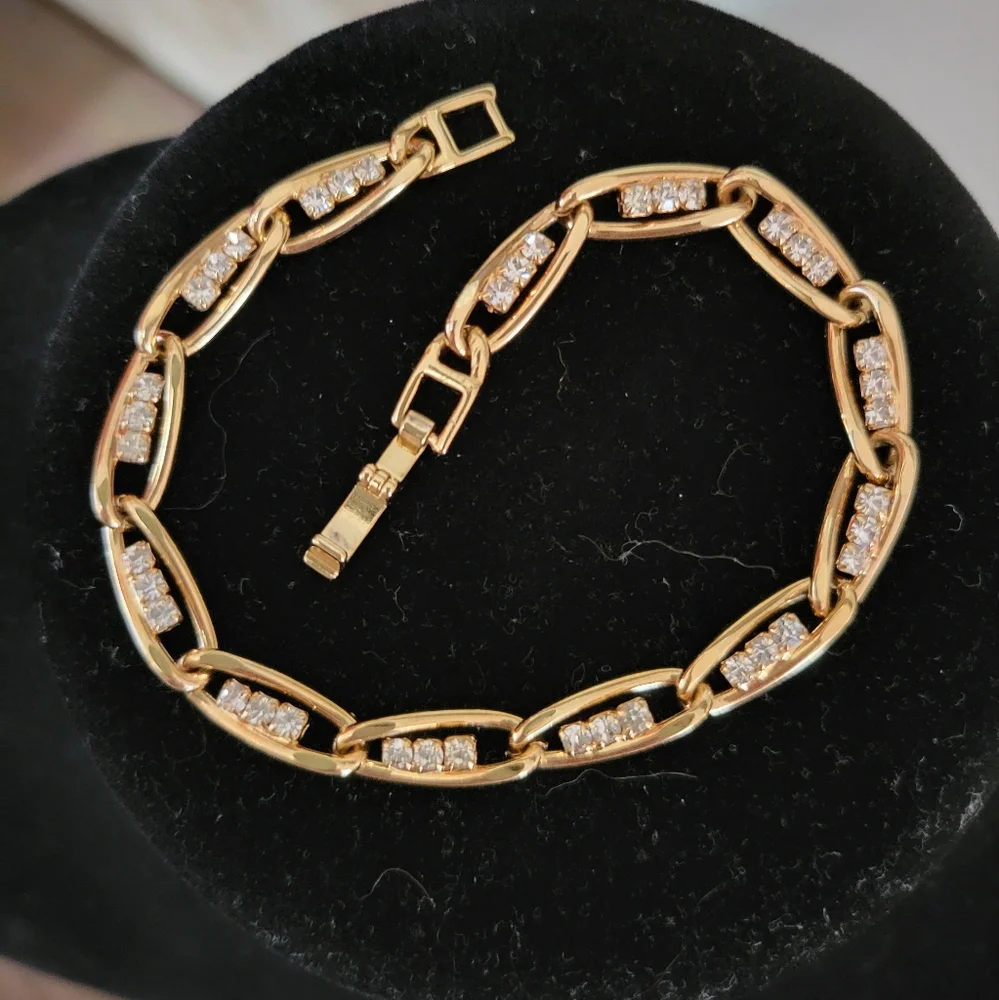Elegant Gold Bracelet with Sparkling Accents - Picture 1 of 4